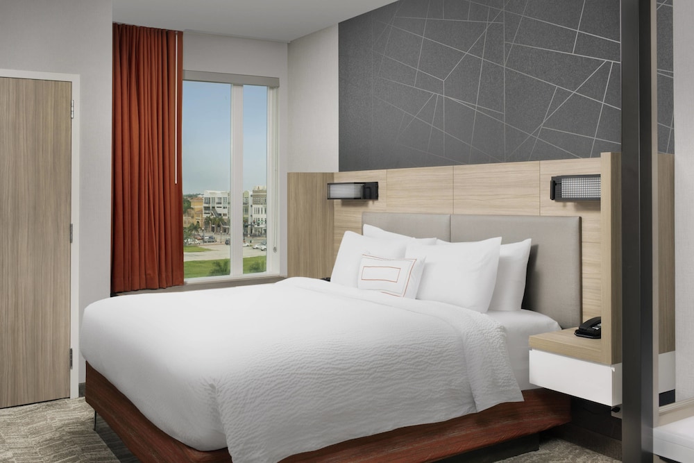 Suite, 1 King Bed, Harbor View (Mobility/Hearing Access, Roll-In Shwr) photo 1