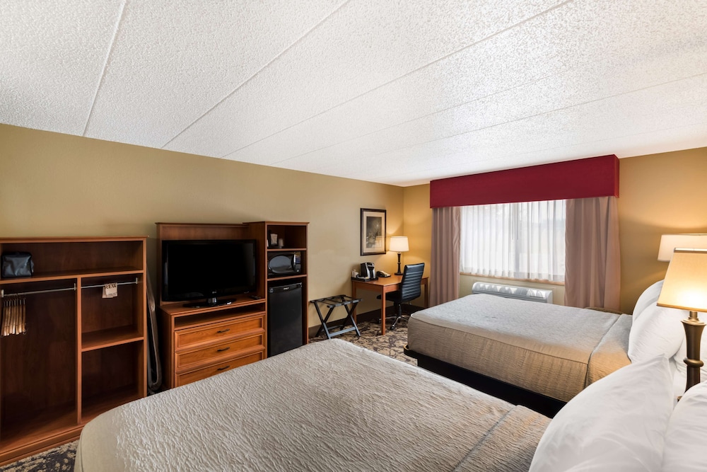 Standard Room, 2 Queen Beds, Non Smoking, Refrigerator & Microwave photo 2