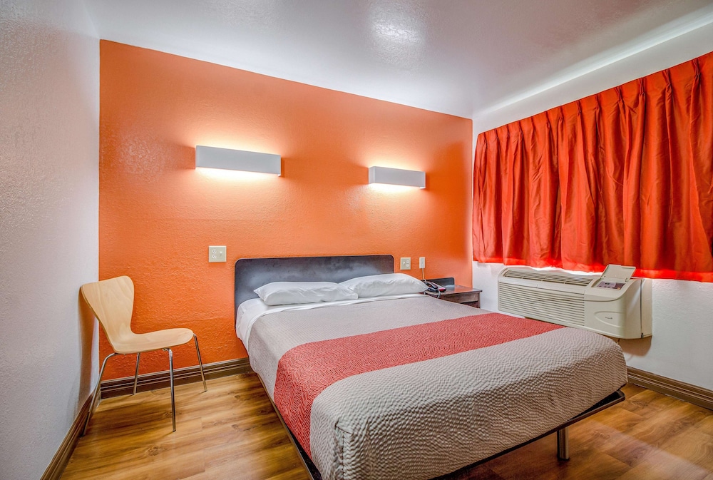 Standard Room, 1 Queen Bed, Accessible, Non Smoking
