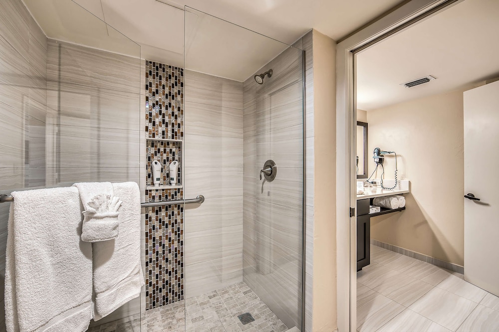 Room, 2 Double Beds, Accessible, Pool View (Hearing) - Photo 5
