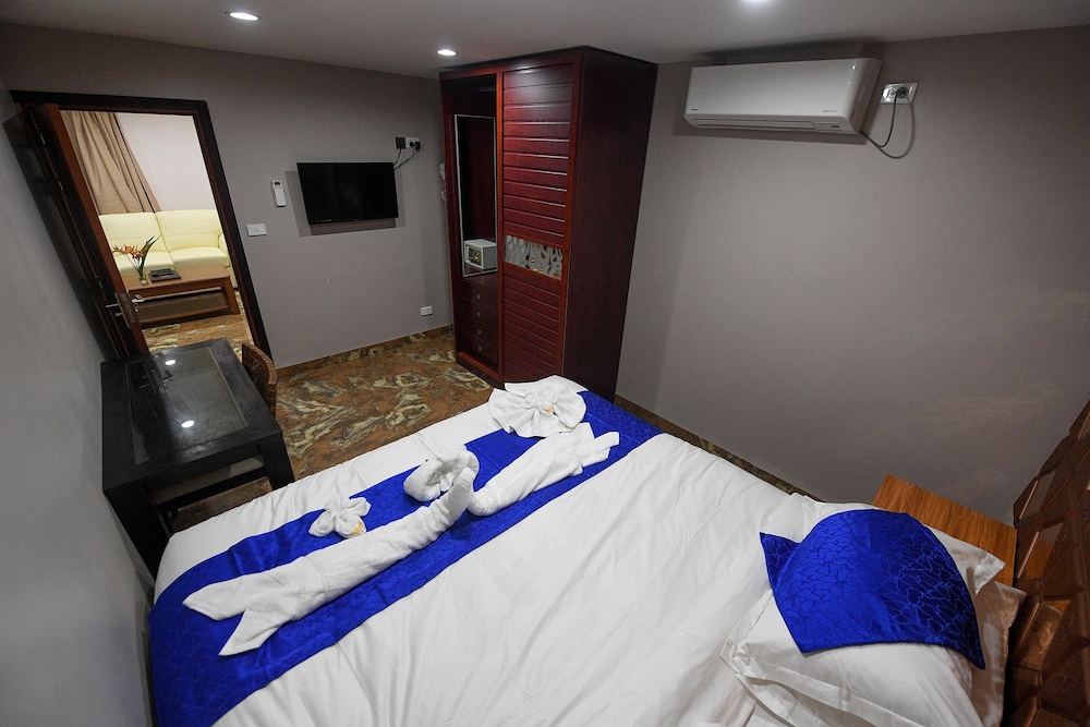 Classic Studio Suite, 1 Queen Bed, City View photo 3