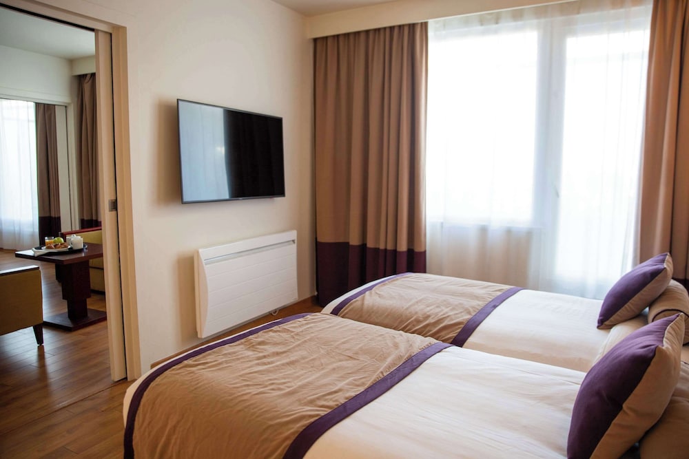 Suite, 1 King Bed with Sofa bed, Non Smoking photo 2