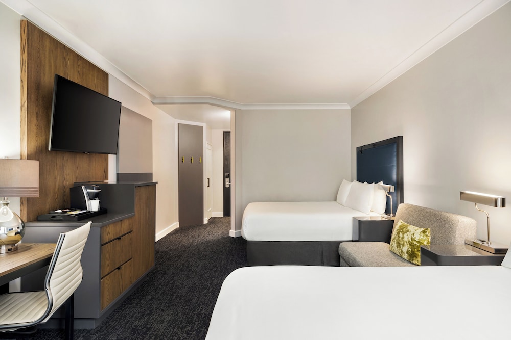Room, 2 Queen Beds (Skyline View) - Photo 3