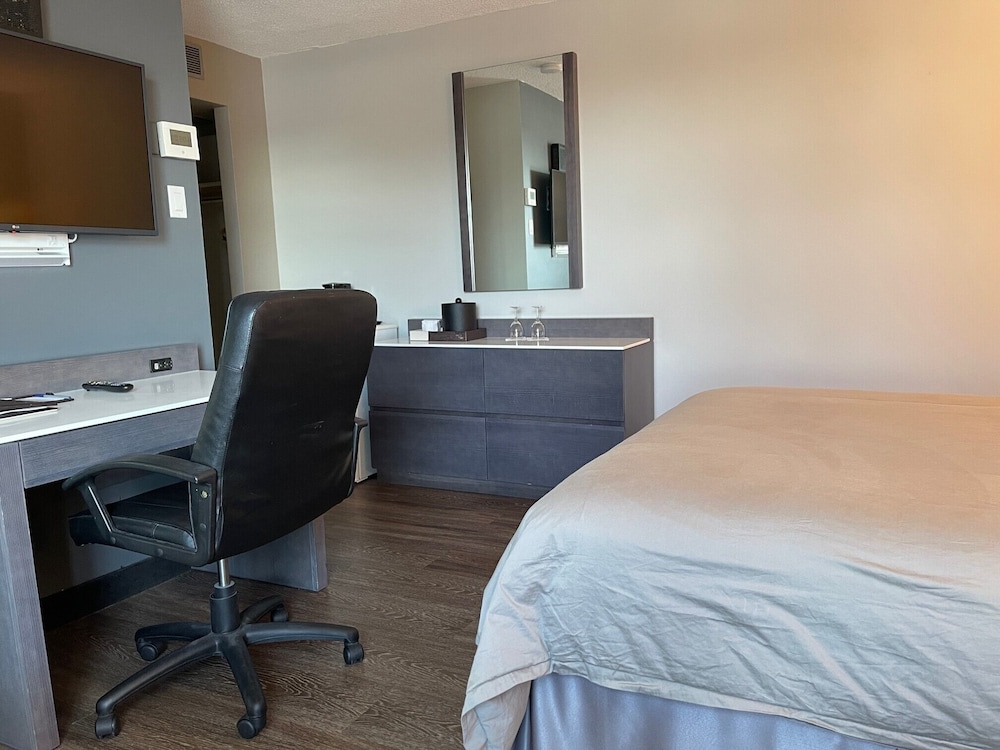 Suite, 1 Queen Bed, Non Smoking, Jetted Tub photo 2