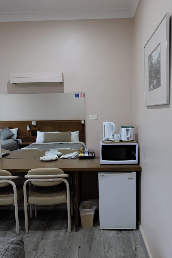 Basic Twin Room, Non Smoking, Mountain View photo 2