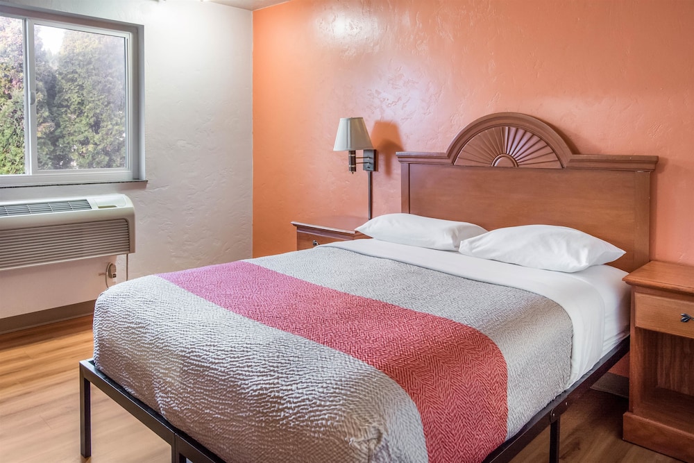 Deluxe Room, 1 Queen Bed, Accessible, Non Smoking photo 3
