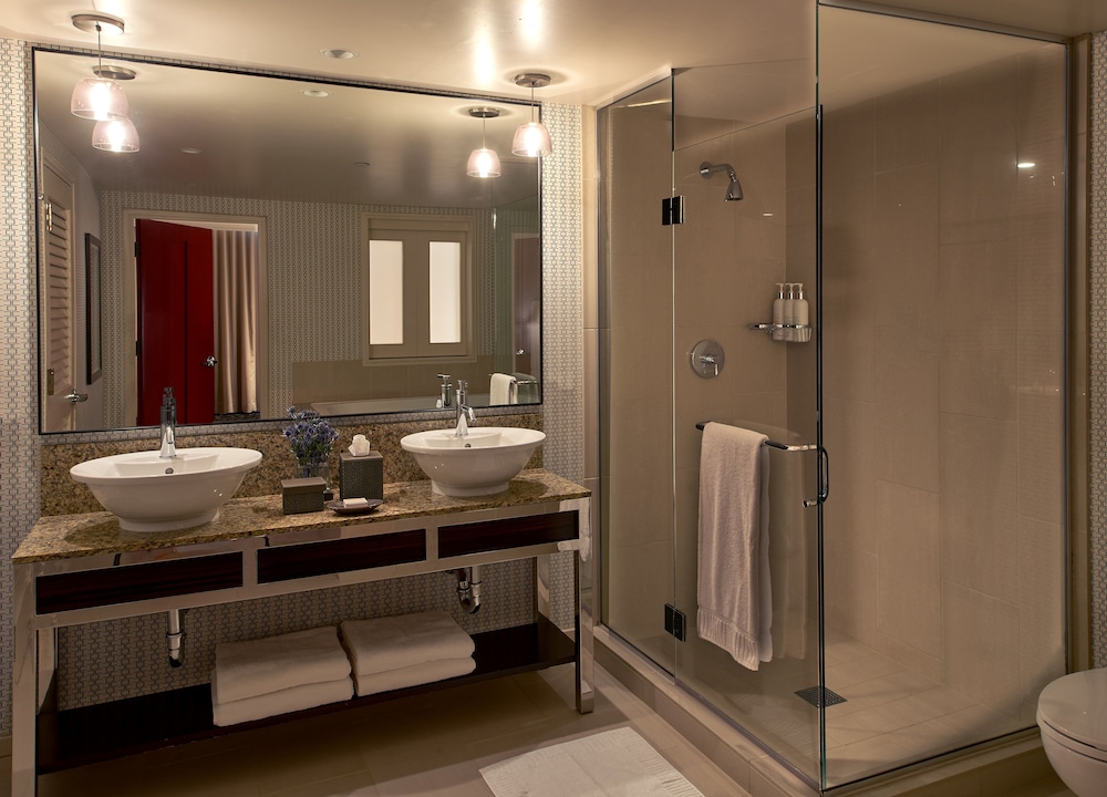 Suite, 1 Bedroom (Living Area, Skyline View) thumbnail 6