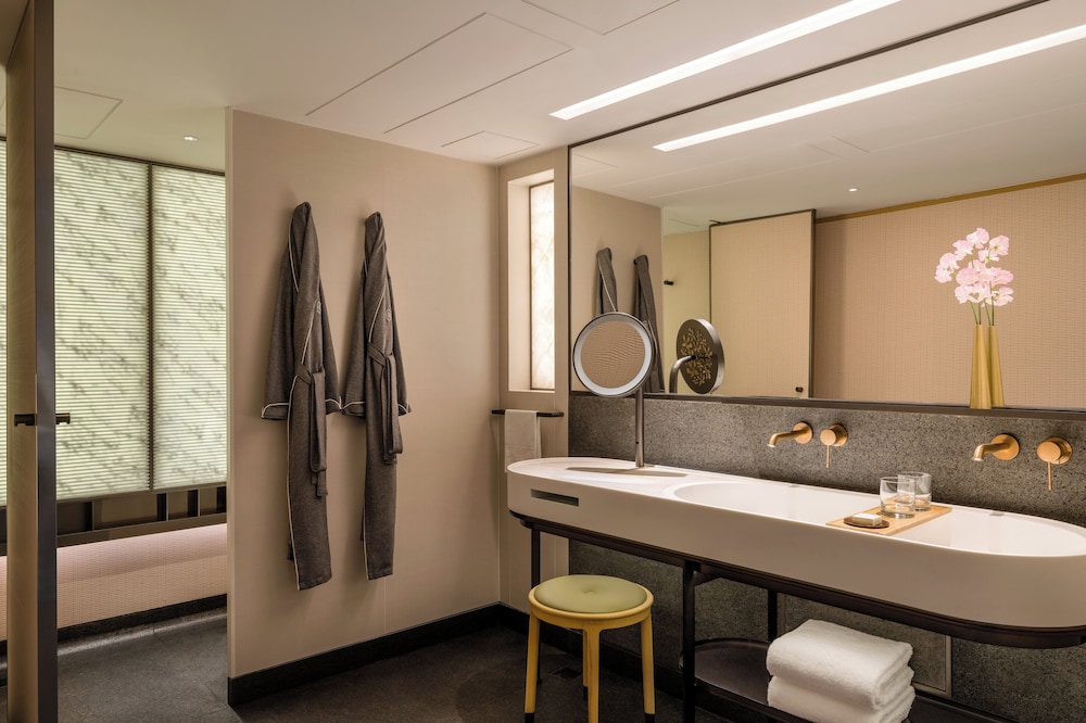 Club Studio Suite, 1 King Bed, Club Lounge Access, Harbor View (Daybed) thumbnail 6