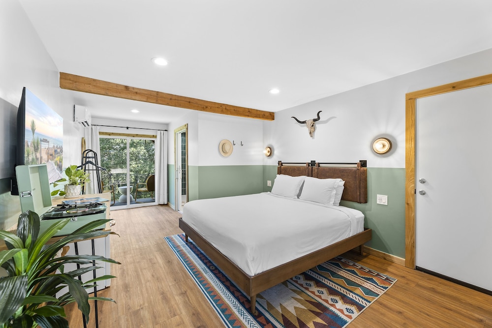 Premium Room, 1 King Bed, Valley View photo 3