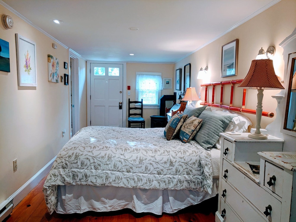 Comfort Room, 1 Queen Bed, Private Bathroom, Garden Area photo 3