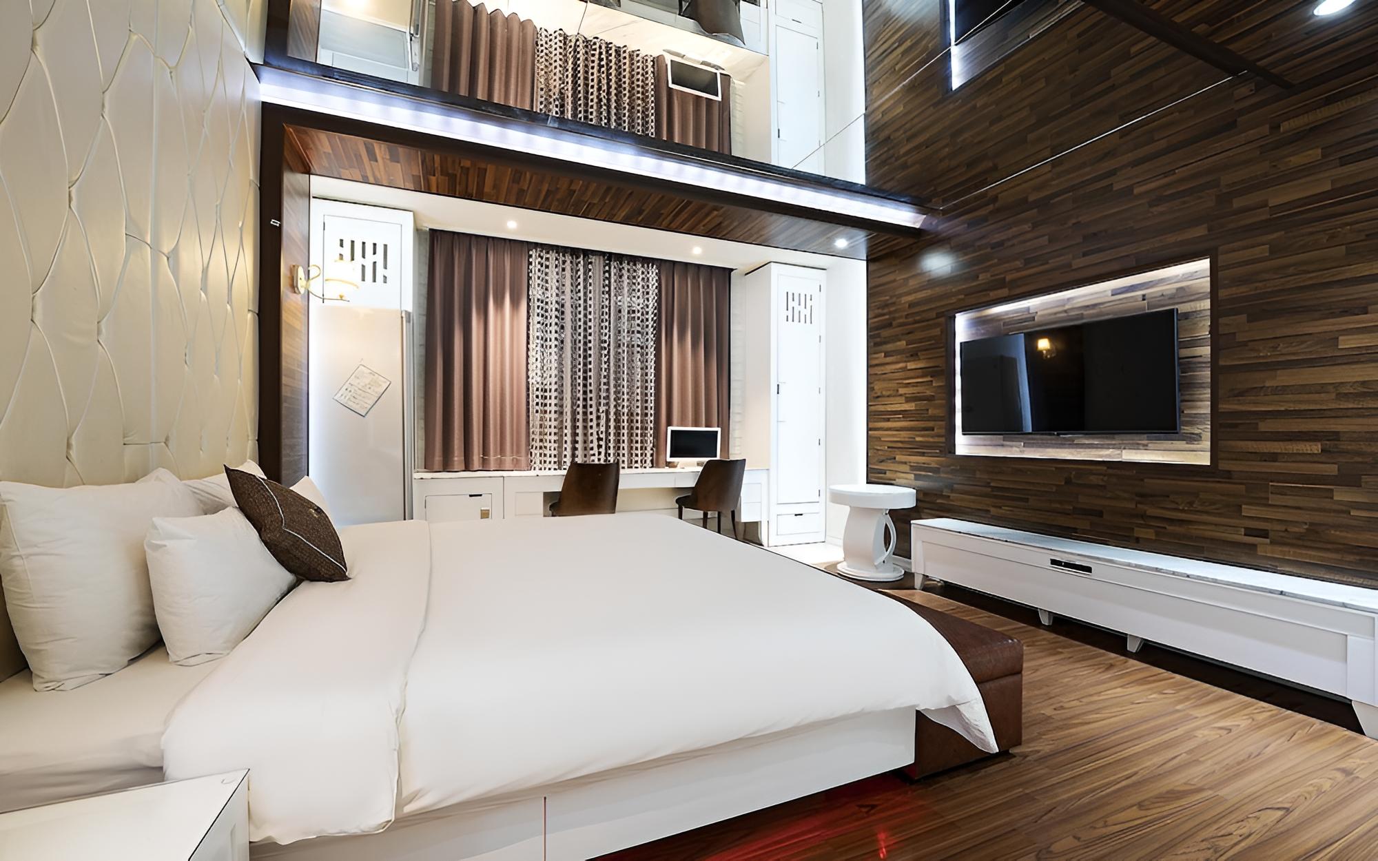 Room (Standard (Styler Bathtub Air Purifier) photo 3