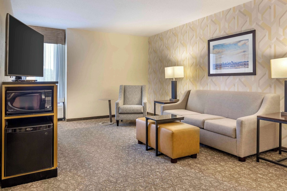 Suite, 2 Queen Beds, Refrigerator & Microwave (2 Rooms, Sofabed) - Photo 1