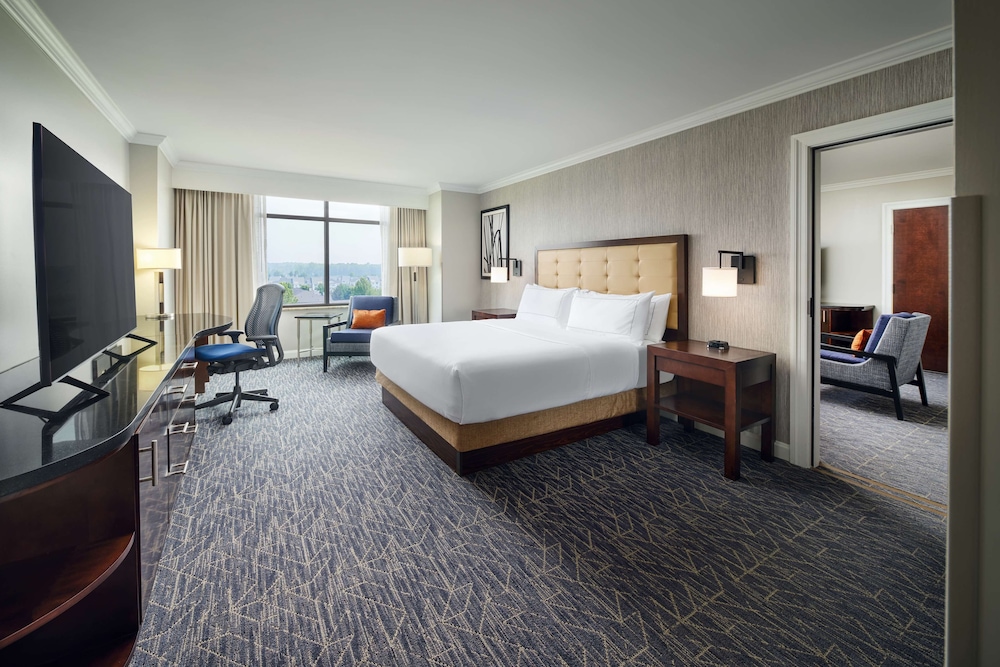 Junior Suite, 1 King Bed, Non Smoking photo 3