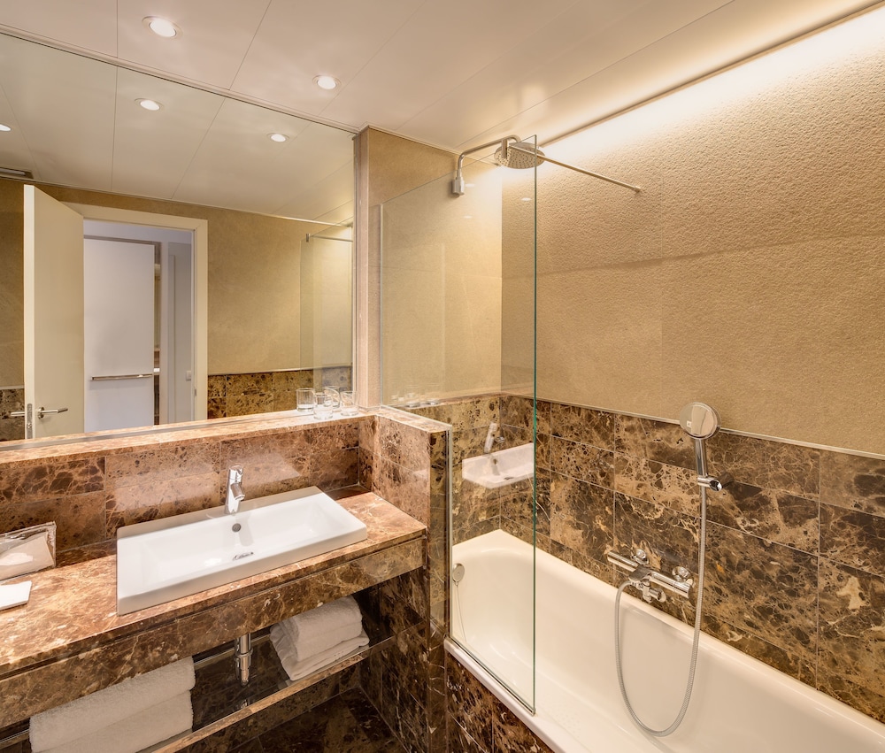 Executive Double Room Single Use thumbnail 6