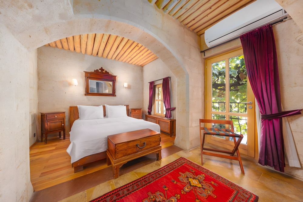Royal King Suite - Photo 2