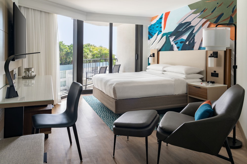 Room, 1 King Bed (Pool View)