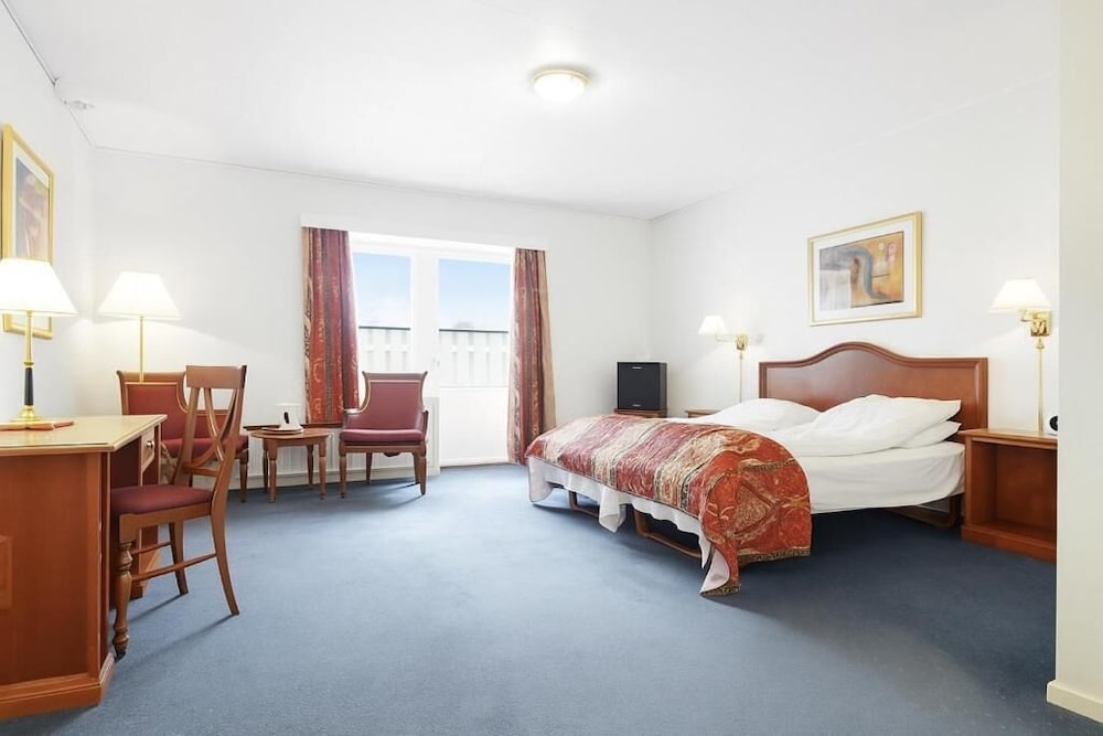 Standard Double Room, 1 Queen Bed, Balcony, Beachside photo 1