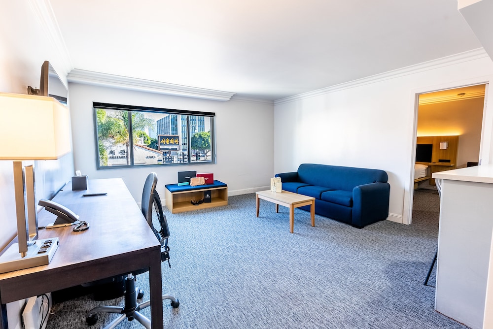 One Bedroom Suite with Kitchenette and Living room, 1 King Bed