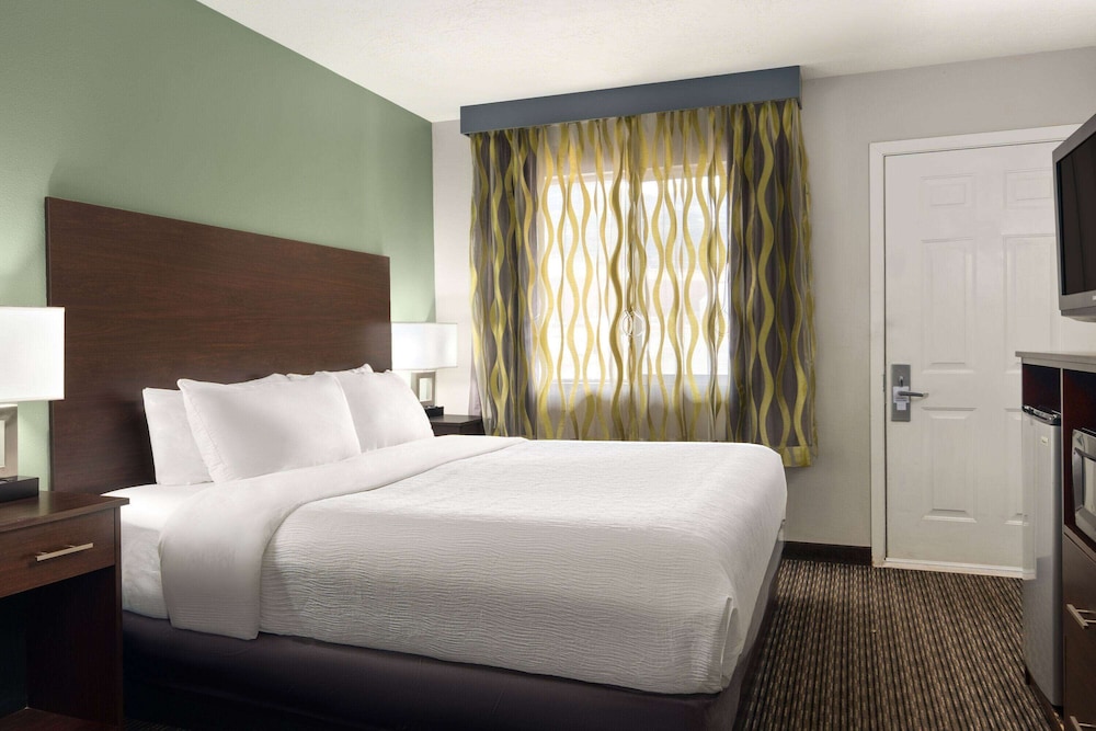 Suite, 1 King Bed, Non Smoking, Jetted Tub - Photo 3