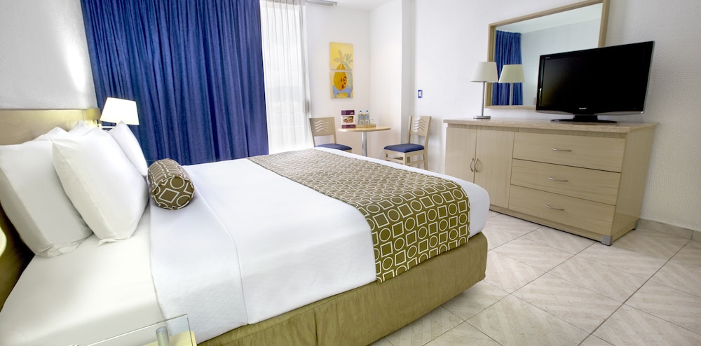 Deluxe Room, 1 King Bed, Balcony, Partial Ocean View - Photo 5