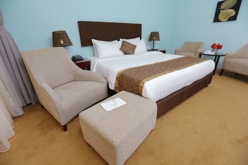 Junior Suite, 1 King Bed, Pool View