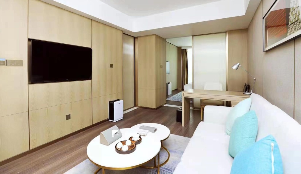 Deluxe Suite, Multiple Beds, Smoking