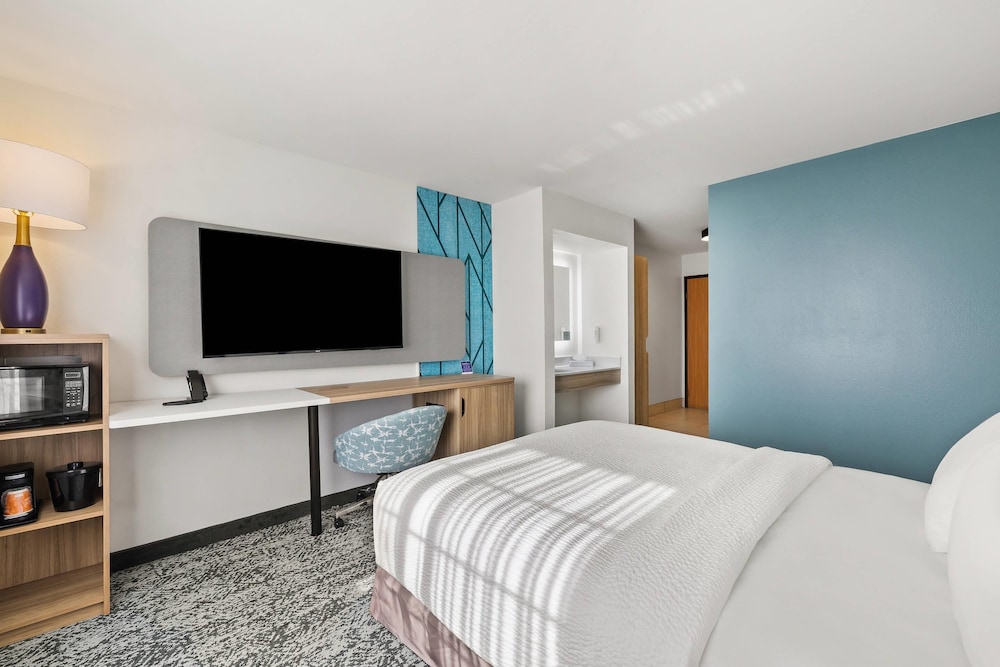 Room, 1 Queen Bed, Hearing Accessible, Non Smoking (Mobility) photo 3
