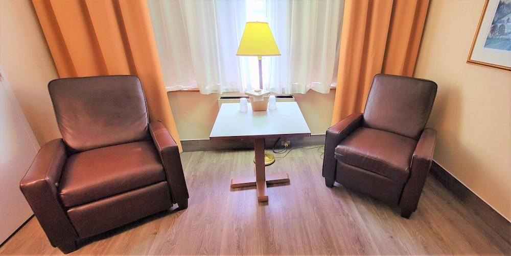 Business Room, 1 King Bed, Non Smoking - Photo 2