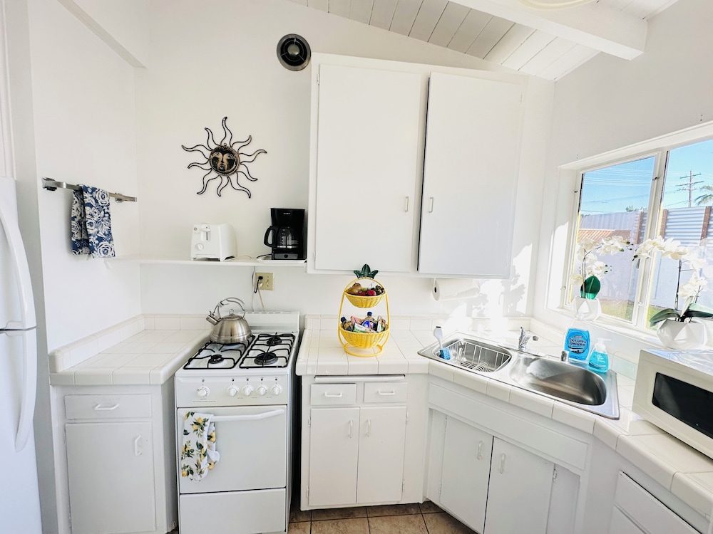 Patio King Bungalow Kitchen photo 3