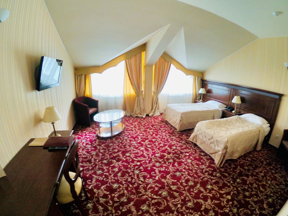Standard Double or Twin Room, Multiple Beds, Mountain View