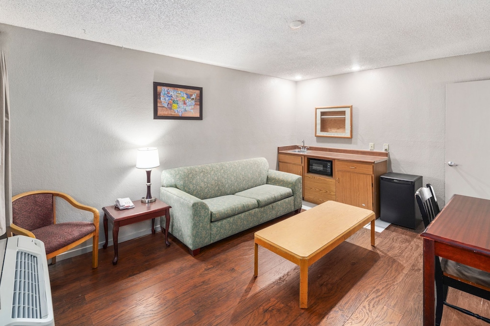 Premium Suite, 1 Queen Bed - Photo 3