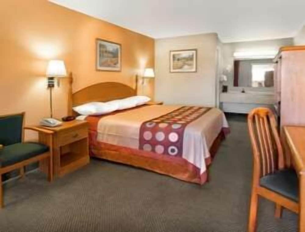 Room, 1 King Bed - Photo 8