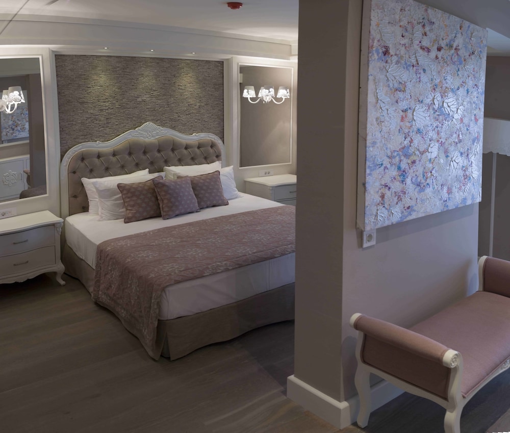 Deluxe Room, 1 Queen Bed, Terrace photo 1
