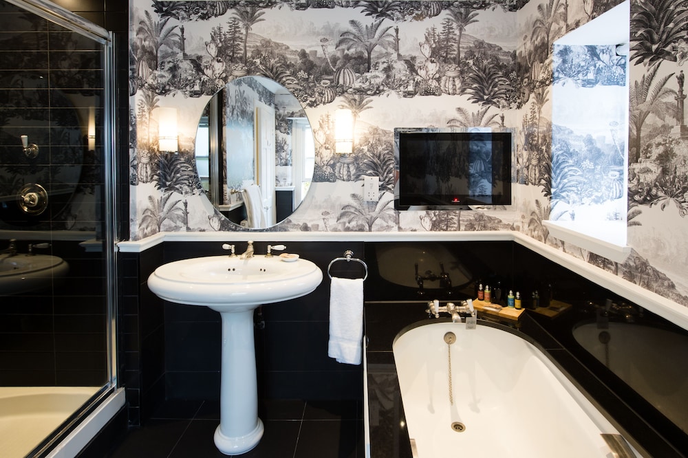 Signature Suite - Photo 12