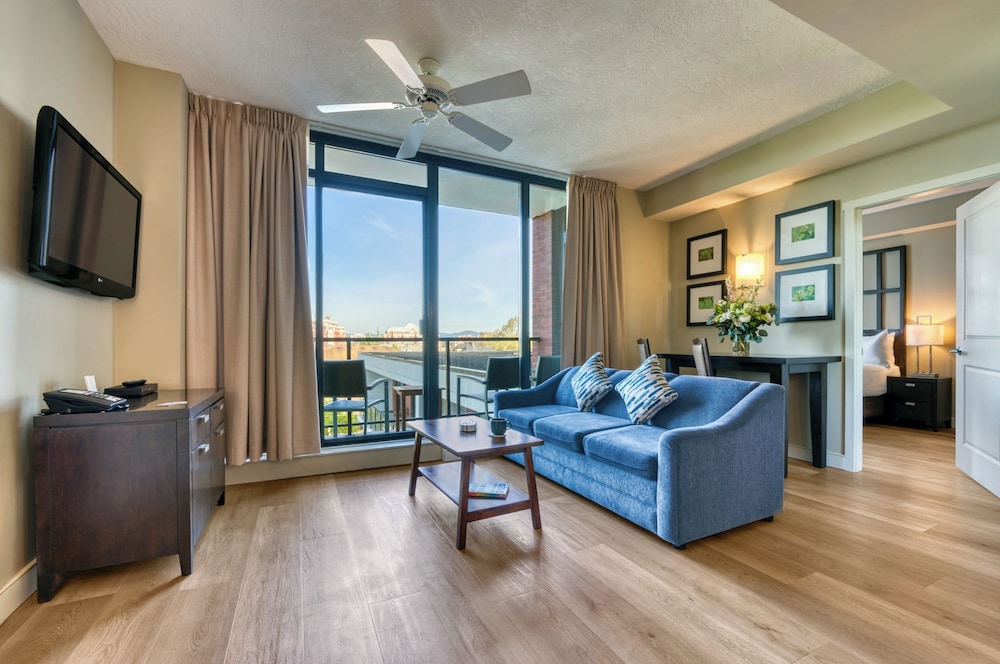 Suite, 2 Bedrooms - Photo 1