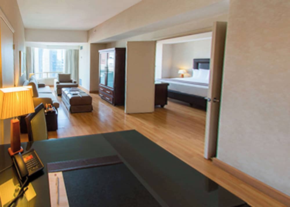 Deluxe Suite, 1 King Bed, Non Smoking - Photo 1