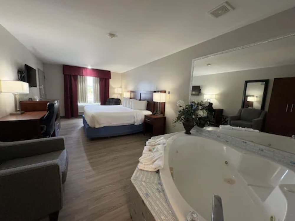 Suite (King Bed Smoking Jacuzzi Tub) - Photo 3