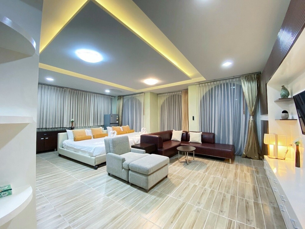 VIP Family Room - Photo 6
