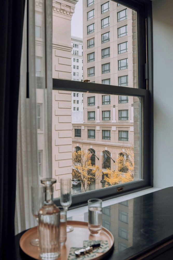 Deluxe Room, 1 King Bed, City View, Corner - Photo 4
