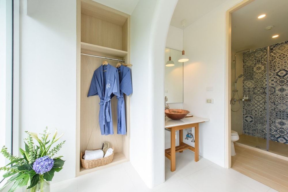 2 Bedroom Suite Jacuzzi Seaview photo 3