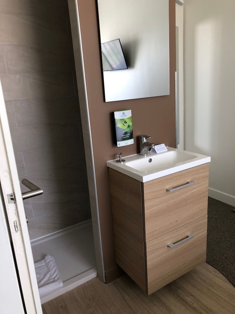 Classic Room, 1 Queen Bed, Non Smoking, Balcony - Photo 2