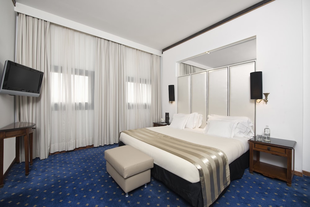 The Level Presidential Suite and Lounge Access