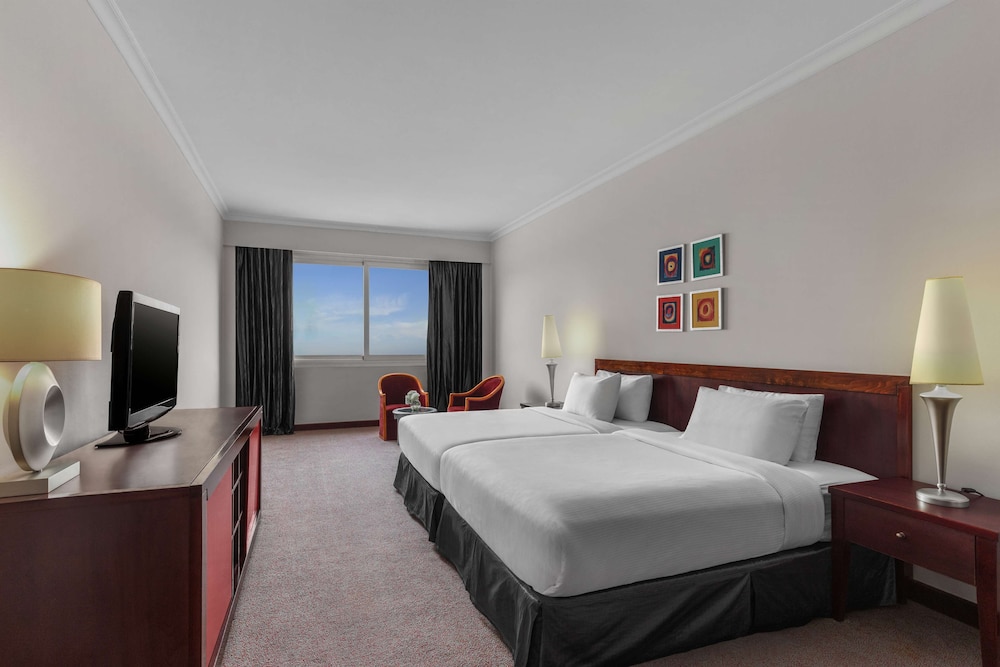 Executive Suite, Club Lounge Access