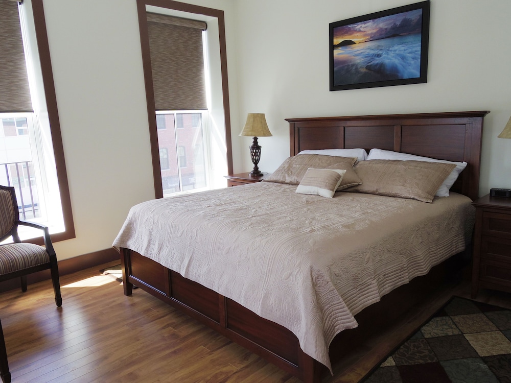 Deluxe Studio Suite, 1 King Bed photo 1