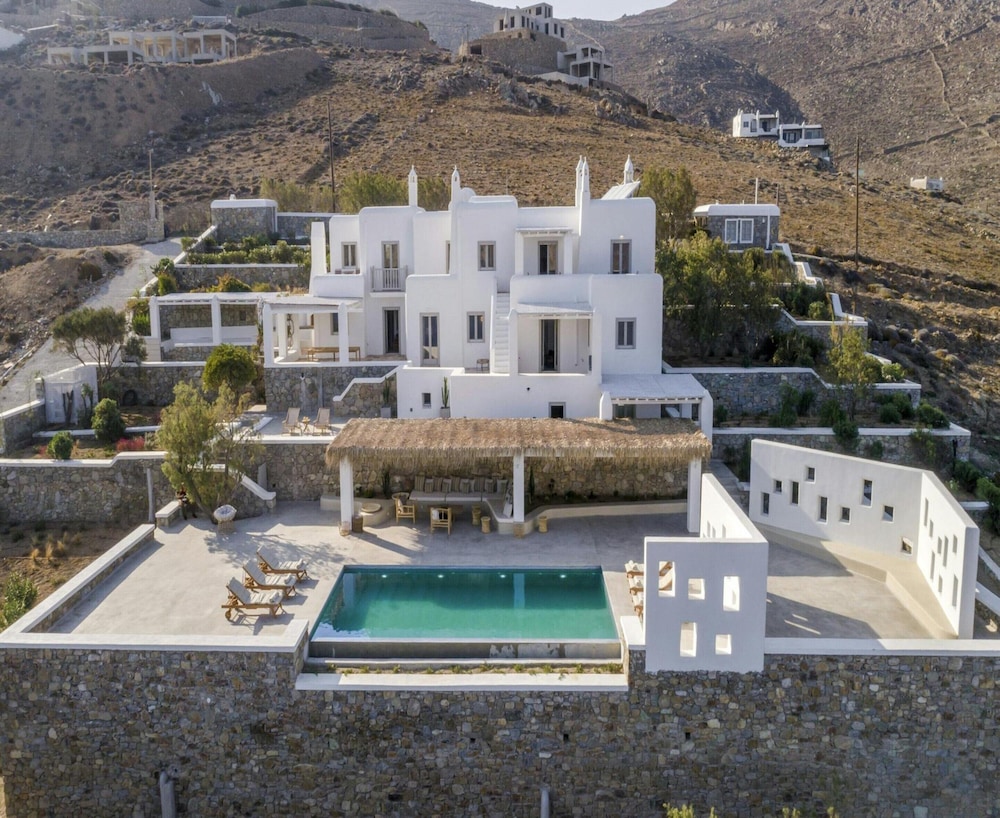 Villa photo 1