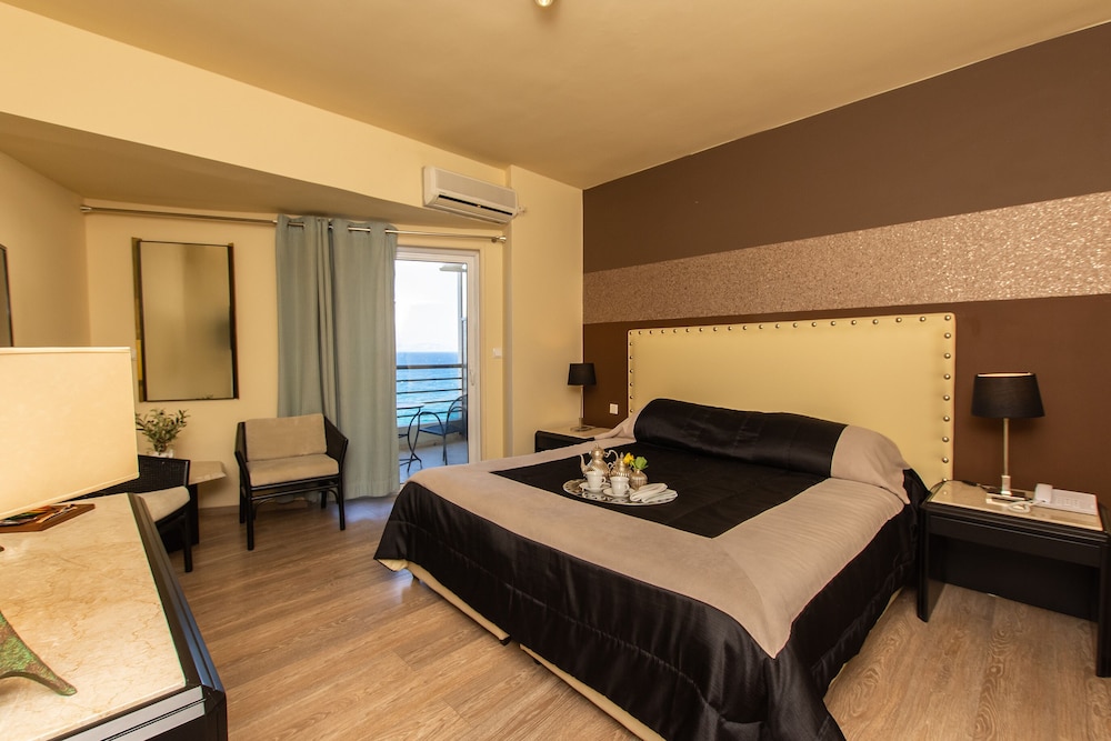 Double or Twin Room, Partial Sea View