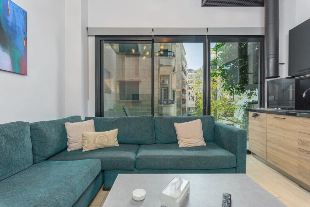 Amine 204, 2-BR in Mar Mikhael