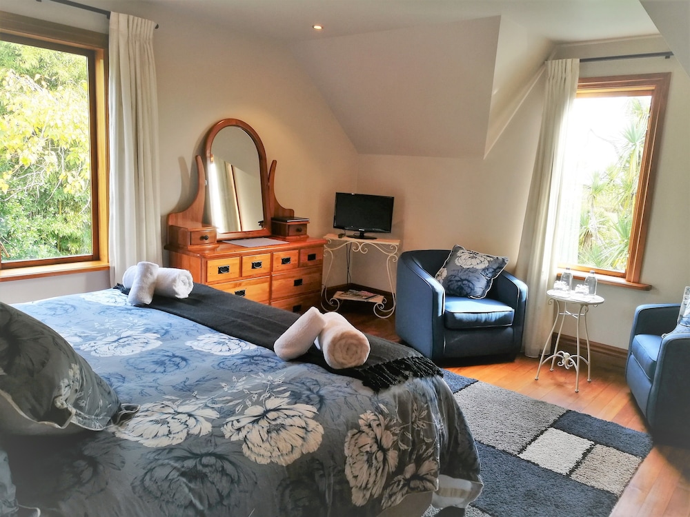 Standard Room, 1 King Bed photo 2