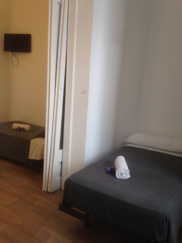 Family double room with 2 extra beds, private bathroom photo 3
