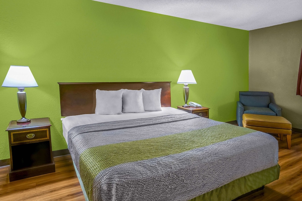 Standard Room, 1 King Bed, Non Smoking - Photo 1
